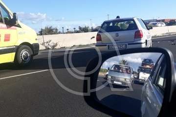 Tres vehículos implicados en una colisión por alcance en la GC-1, a la altura del aeropuerto (Foto TA)